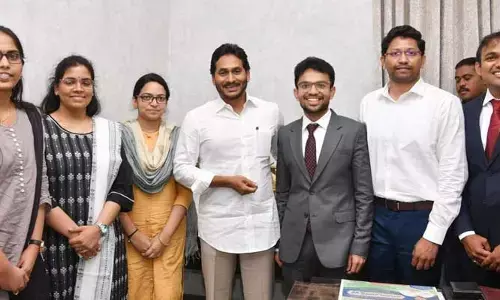 Tadepalli: యూపీఎస్‌సీ ర్యాంకర్లకు సీఎం జగన్‌ కీలక సూచనలు