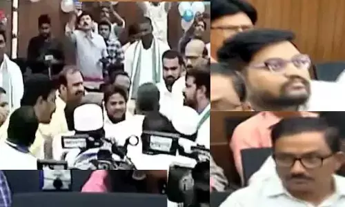 Guntur: వైసీపీ ఐప్యాక్ సభ్యుల కలకలం.. కౌన్సిల్ సమావేశం రచ్చ రచ్చ