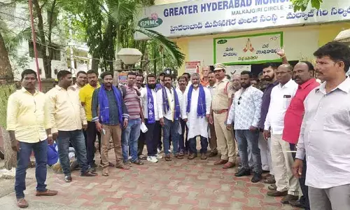 రోడ్ల కబ్జా పై మున్సిపల్ కార్యాలయం ఎదుట ఫుబ్బాల్ కమిటీ సభ్యుల ధర్నా..