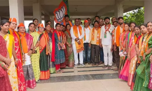 గాంధీనగర్ పేదలకు రేషన్, పెన్షన్ ఏమయినయ్ ?