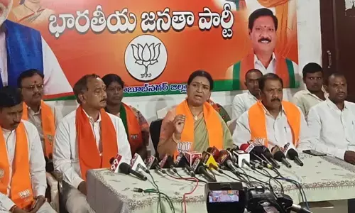 వలసలు ఆగలేదు.. ముంబై బస్సులను చూపిస్తాం రండి.. డీకే అరుణ