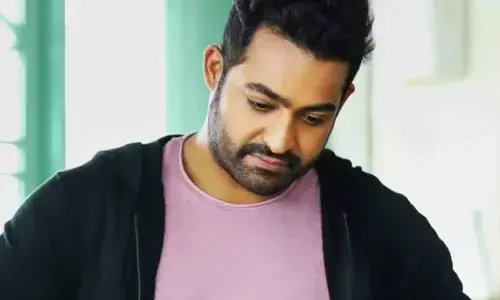 ఆ సీనియర్ నటి కాళ్లు పట్టుకున్న జూ.ఎన్టీఆర్.. ఎందుకో తెలుసా?