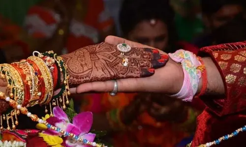 పెళ్లి చేసుకున్న ఇద్దరు యువకులు.. కారణం అదే!
