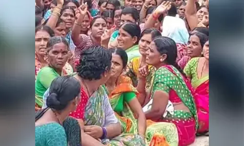 వీఓఏ ఇంటి ముందు బైఠాయించిన మహిళా సంఘాల సభ్యులు..