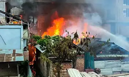 మ‌ణిపూర్‌ లో మంత్రి గోడౌన్‌కు నిప్పు