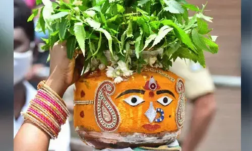 తొలి బోనం ఎన్ని వందల ఏళ్ల క్రితందో తెలుసా ? బోనాలను ఎందుకు సమర్పిస్తారు?