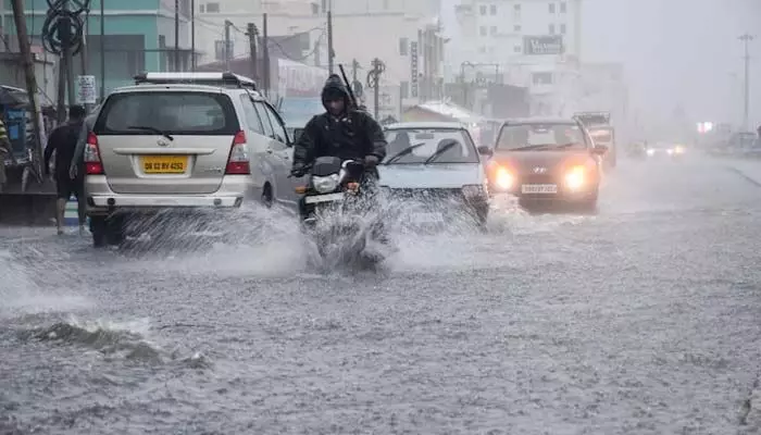 Hyderabad witnesses heavy rain : హైదరాబాద్‌లో భారీ వర్షం