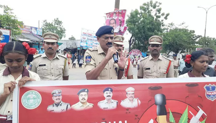 మాదక ద్రవ్యాలకు వ్యతిరేకంగా ప్రతి ఒక్కరు పోరాడాలి.. ఏసీపీ రెహమాన్ మాదక ద్రవ్యాలకు వ్యతిరేకంగా ప్రతి ఒక్కరు పోరాడాలి.. ఏసీపీ రెహమాన్
