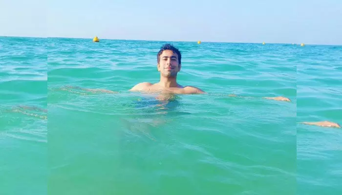 Umair Sandhu : సెలబ్రిటీల ఇళ్లల్లో చిచ్చులు పెట్టి ఎలా ఎంజాయ్ చేస్తున్నాడో చూడండి..! Umair Sandhu : సెలబ్రిటీల ఇళ్లల్లో చిచ్చులు పెట్టి ఎలా ఎంజాయ్ చేస్తున్నాడో చూడండి..!