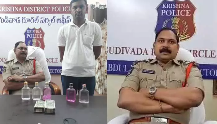 Gudivada: లంచం తీసుకుంటూ అడ్డంగా బుక్కైన సీఐ Gudivada: లంచం తీసుకుంటూ అడ్డంగా బుక్కైన సీఐ