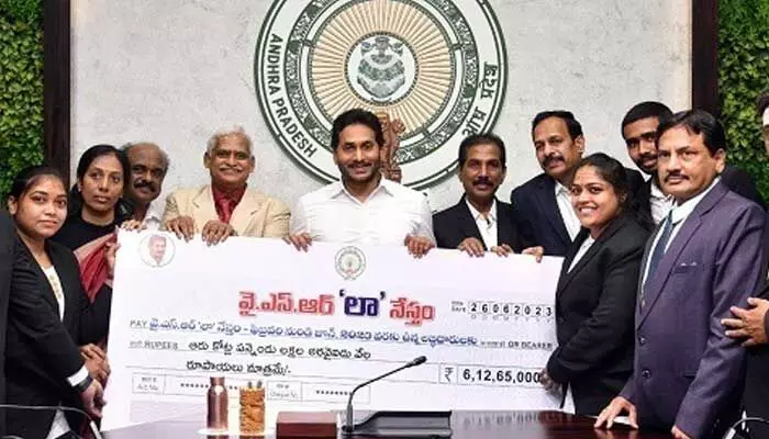 YSR Law Nestham: జూనియర్ లాయర్ల ఖాతాల్లోకి రూ.25 వేలు YSR Law Nestham: జూనియర్ లాయర్ల ఖాతాల్లోకి రూ.25 వేలు