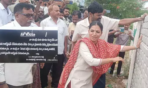 ఆ భూమిని మున్సిపాలిటీకి అప్పగిస్తా.. జనగాం ఎమ్మెల్యే ముత్తిరెడ్డి కూతురు తుల్జా భవానీ రెడ్డి