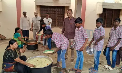 వంట తంటా.. బిల్లులు రాక అప్పులపాలవుతున్న వంట ఏజెన్సీలు