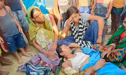 సిగరెట్ తాగిండని విద్యార్థిని చితకబాదిన టీచర్లు.. చికిత్స పొందుతూ విద్యార్తి మృతి