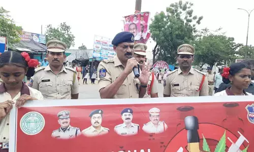 మాదక ద్రవ్యాలకు వ్యతిరేకంగా ప్రతి ఒక్కరు పోరాడాలి.. ఏసీపీ రెహమాన్