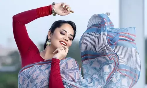 Anasuya Bharadwaj : ‘పుష్ప2’ షూటింగ్ స్పాట్ లోకి ఎంట్రీ ఇచ్చిన అనసూయ.. న్యూ లుక్‌తో అదుర్స్