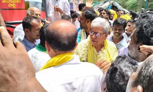 Kalyanadurgam: టీడీపీ బస్సు యాత్రలో టెన్షన్.. టెన్షన్‌