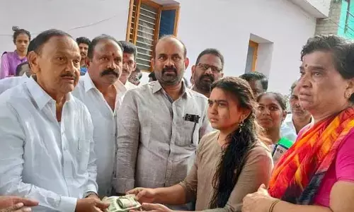 Kadapa: దాతృత్వం చాటుకున్న ఎమ్మెల్యే... పేద కుటుంబానికి రూ.2 లక్షల ఆర్థిక సాయం