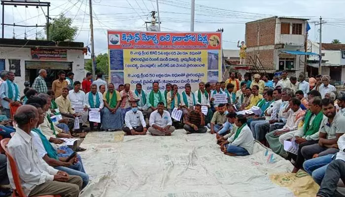 రెంజల్ మండల కేంద్రంలో రైతుల రిలే నిరాహార దీక్షలు ప్రారంభం.. రెంజల్ మండల కేంద్రంలో రైతుల రిలే నిరాహార దీక్షలు ప్రారంభం..