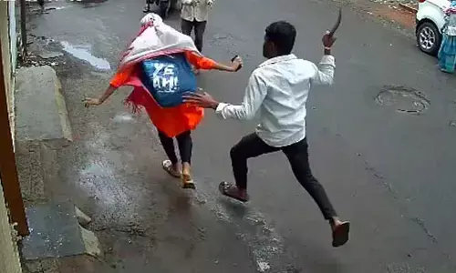 కాలేజీ విద్యార్థినిపై మాజీ క్లాస్‌మేట్ కత్తితో దాడి (వీడియో)