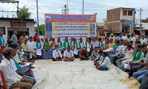 రెంజల్ మండల కేంద్రంలో రైతుల రిలే నిరాహార దీక్షలు ప్రారంభం..
