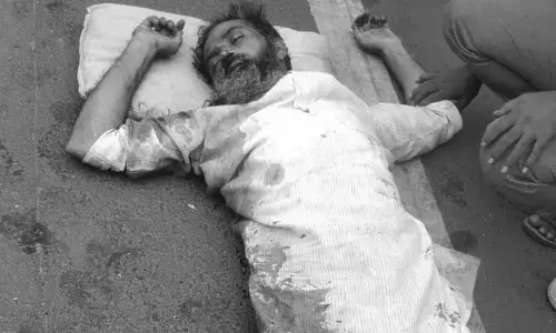 ఆయిల్ ట్యాంకర్ బోల్తా.. ఒకరు మృతి