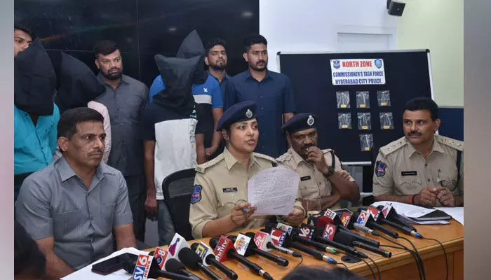 ఐటీ అధికారుల ముసుగులో భారీ చోరి.. ఐటీ అధికారుల ముసుగులో భారీ చోరి..