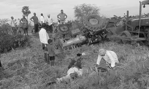 అదుపుతప్పి ట్రాక్టర్ బోల్తా.. బాలుడు మృతి...
