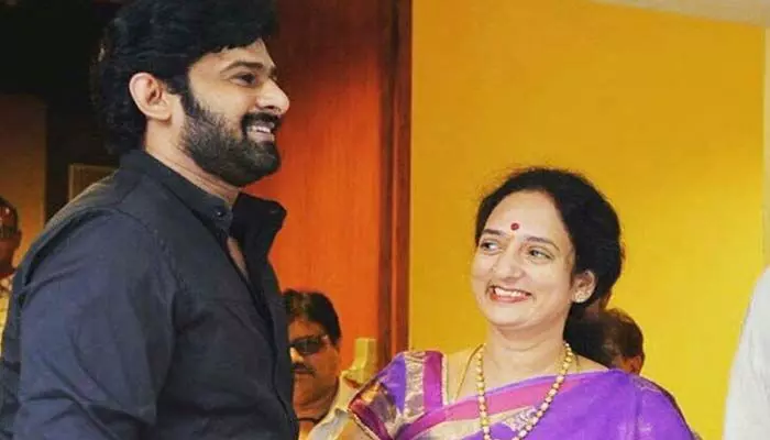 కృష్ణంరాజు చనిపోయిన ఇన్నాళ్లకు అలాంటి పని చేయబోతున్న ప్రభాస్ పెద్దమ్మ! కృష్ణంరాజు చనిపోయిన ఇన్నాళ్లకు అలాంటి పని చేయబోతున్న ప్రభాస్ పెద్దమ్మ!