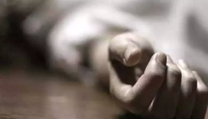 AP: మ్యాన్ హోల్ కోసం తవ్విన గుంతలో పడి.. AP: మ్యాన్ హోల్ కోసం తవ్విన గుంతలో పడి..