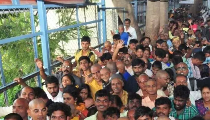 Tirumala: టోకెన్లు లేని భక్తులకు 24 గంటల్లో సర్వదర్శనం Tirumala: టోకెన్లు లేని భక్తులకు 24 గంటల్లో సర్వదర్శనం