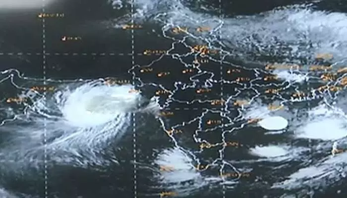 Weather: ఏపీకి వర్ష సూచన .. మూడు రోజులు ఆ ప్రాంతాల్లో జరభద్రం Weather: ఏపీకి వర్ష సూచన .. మూడు రోజులు ఆ ప్రాంతాల్లో జరభద్రం