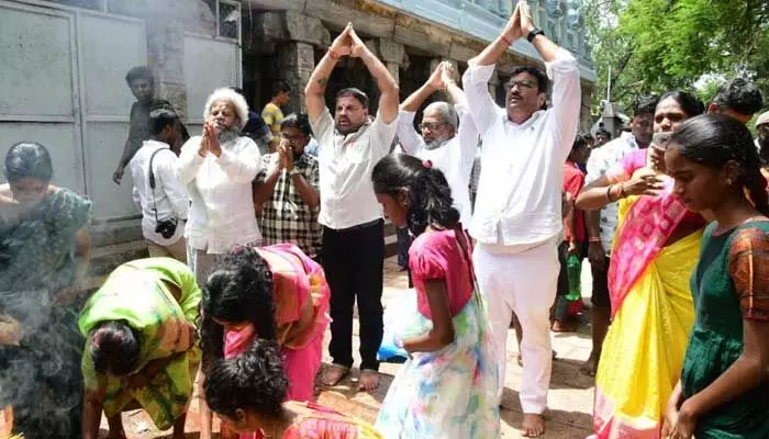 Tirupati: సీఎంగా కేసీఆర్​ హ్యాట్రిక్ సాధించాలని మొక్కులు