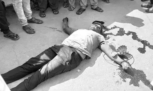 విద్యుదాఘాతంతో పారిశుధ్య కార్మికుడు మృతి