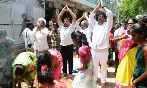 Tirupati: సీఎంగా కేసీఆర్​ హ్యాట్రిక్ సాధించాలని మొక్కులు