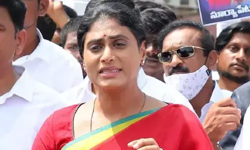 పేద విద్యార్థుల కడుపులు ఎండబెడుతున్న సీఎం కేసీఆర్ : వైఎస్సార్ టీపీ చీఫ్ షర్మిల
