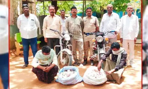 Yemmiganur: కర్ణాటక మద్యం పట్టివేత... ఇద్దరి అరెస్ట్