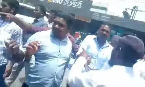YCP Class War: నడిరోడ్డుపై కోట్లాట..మాదాసి అనుచరుడికి గాయాలు