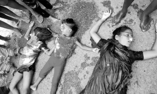 Tragedy: కూతుర్లను చెరువులో తోసి తల్లి ఆత్మహత్య