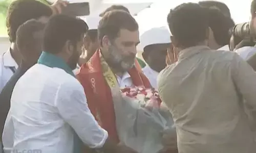 సభా ప్రాంగణానికి చేరుకున్న రాహుల్ గాంధీ
