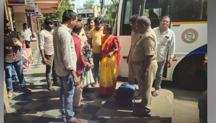 బస్టాండ్ లో 12 కేజీల గంజాయి పట్టివేత.. బస్టాండ్ లో 12 కేజీల గంజాయి పట్టివేత..