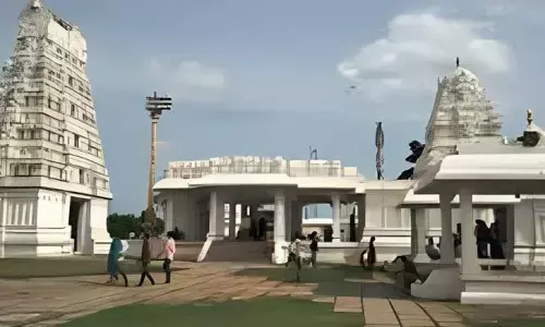 గుడి ఆవరణలో ఇతరులకు పాదాభివందనం అసలు చేయొద్దు.. ఎందుకంటే