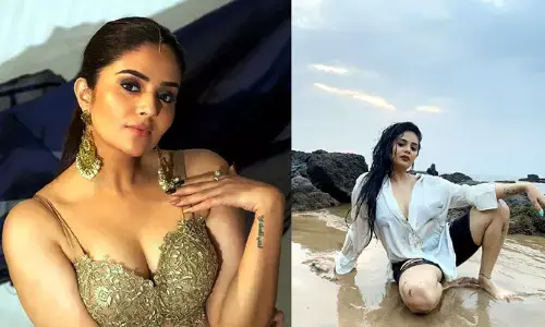 లో యాంగిల్స్‌లో ఆ అందాలను చూపిస్తున్న Sreemukhi.. హీరోయిన్స్‌ను మించి ఆరబోత