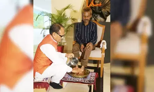 MP urination case : ‘మూత్ర విసర్జన’ బాధితుడి పాదాలను కడిగిన సీఎం