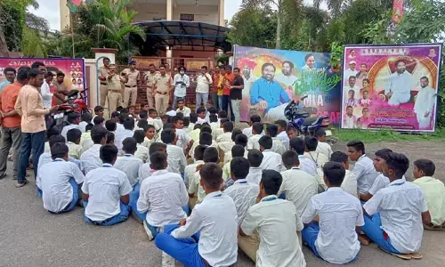 ప్రిన్సిపాల్⁬ను బదిలీ చేయాలని విద్యార్థుల ఆందోళన