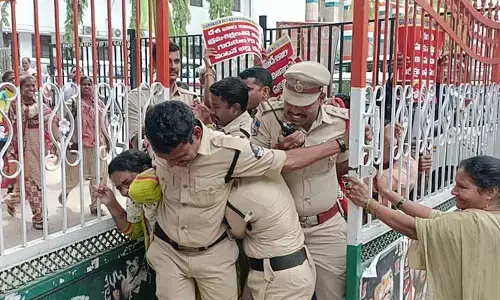 TSPSC కార్యాలయం వద్ద హైటెన్షన్.. మహిళలని చూడకుండా ACP దుర్భాష!