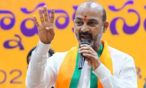 రెండు చోట్ల పోటీ ప్రజా ధనం వృధా చేయడమే: కేసీఆర్‌పై MP బండి ఫైర్