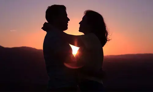 వయసు ఎక్కువున్న మహిళలతో రిలేషన్‌షిప్.. అబ్బాయిలు తెలుసుకోవాల్సింది ఇదే!