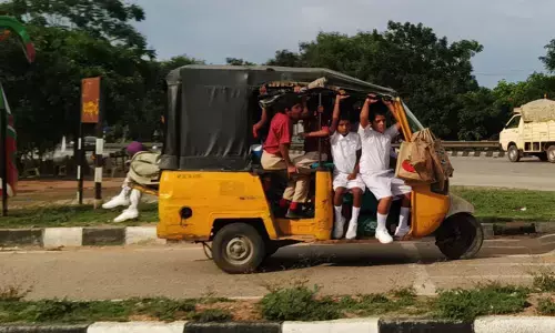 ప్రమాదం అంచున విద్యార్ధుల ప్రయాణం.. ఆందోళనలో తల్లిదండ్రులు..
