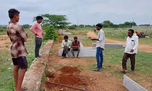 అనుమతులు లేని అక్రమ నిర్మాణాలు.. పనిముట్లు స్వాధీనం చేసుకున్న పంచాయతీ అధికారులు